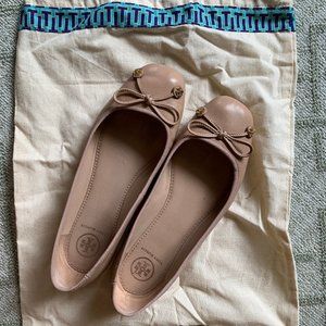 Tory Burch Laila Driver Ballet Flat in Beige